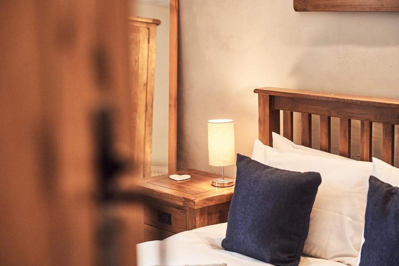 Penuwch Boathouse- Lakeside Rural Cottage Ideal For Families With Indoor Heated Pool Кармартън Екстериор снимка