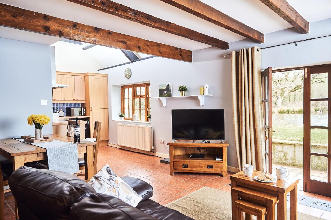 Penuwch Boathouse- Lakeside Rural Cottage Ideal For Families With Indoor Heated Pool Кармартън Екстериор снимка