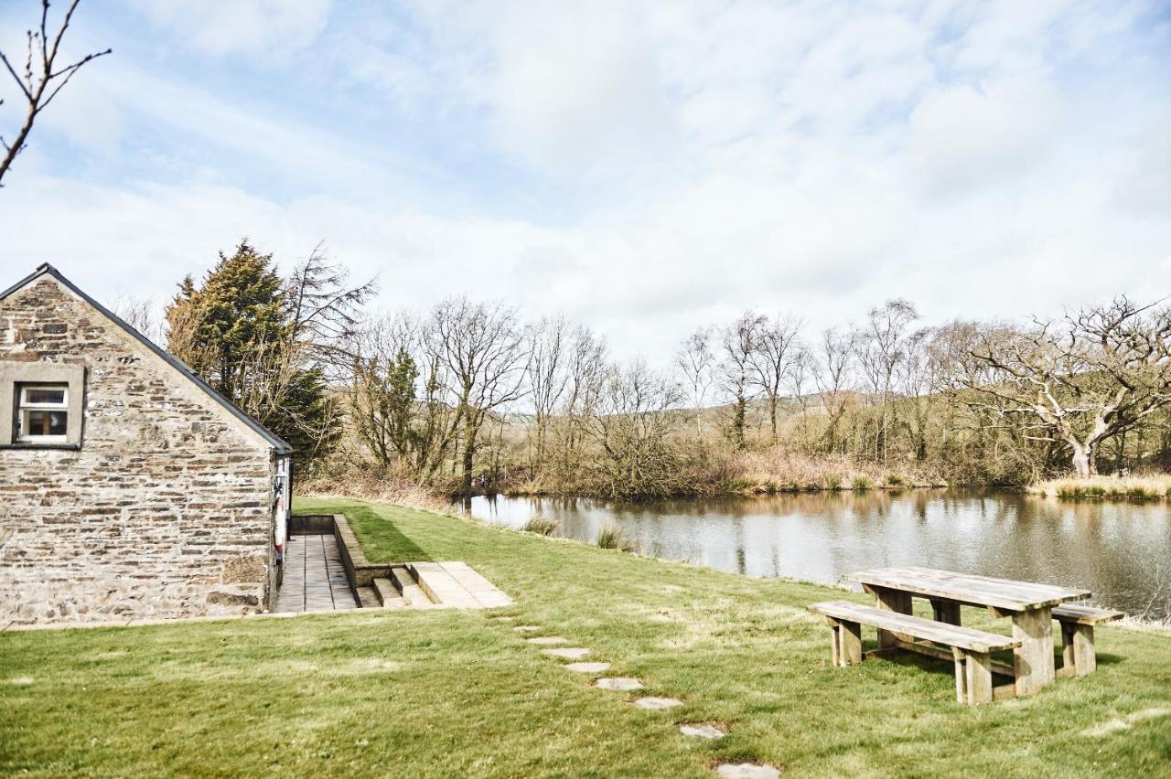 Penuwch Boathouse- Lakeside Rural Cottage Ideal For Families With Indoor Heated Pool Кармартън Екстериор снимка
