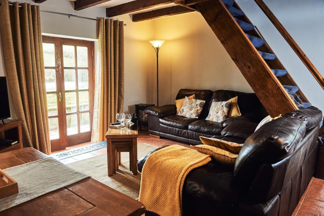 Penuwch Boathouse- Lakeside Rural Cottage Ideal For Families With Indoor Heated Pool Кармартън Екстериор снимка