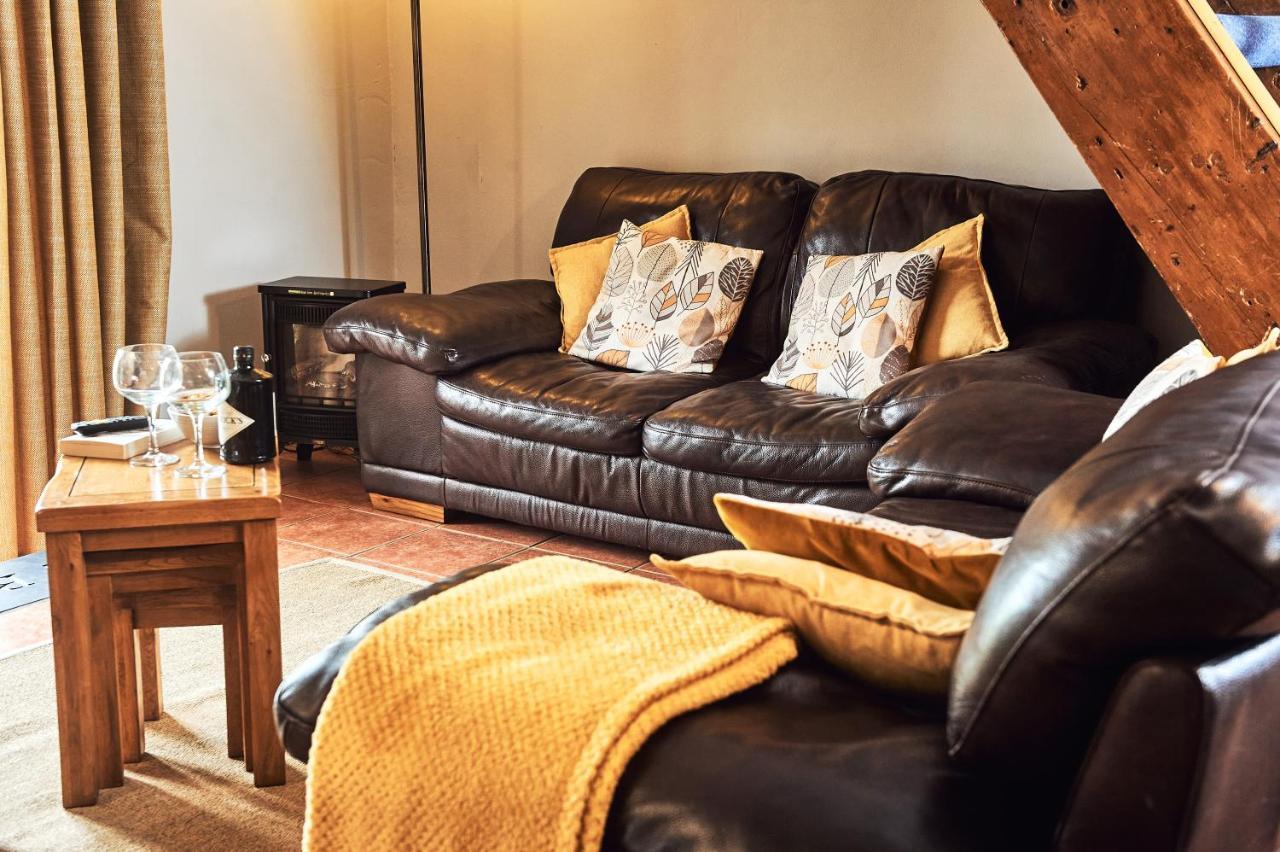 Penuwch Boathouse- Lakeside Rural Cottage Ideal For Families With Indoor Heated Pool Кармартън Екстериор снимка