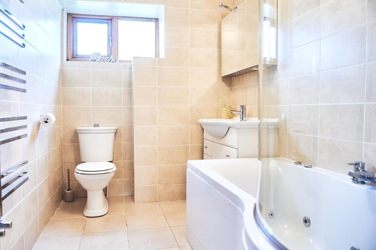 Penuwch Boathouse- Lakeside Rural Cottage Ideal For Families With Indoor Heated Pool Кармартън Екстериор снимка